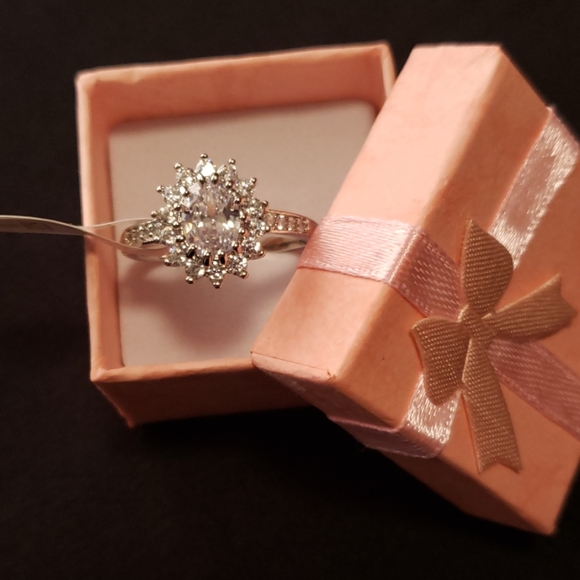 Womans engagement ring - Picture 2 of 5
